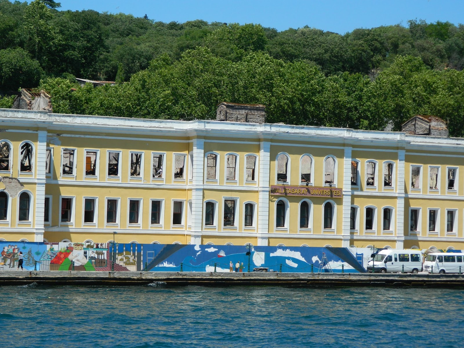 Feriye Saraylarının Galatasaray Üniversitesi Tarafından Kullanılan Bölümü. Feriye Sarayı Sarayları İstanbul Boğazı Beşiktaş Ortaköy Semti. Yanan GS Binası