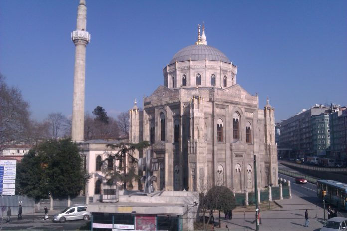 Pertevniyal Valide Sultan Camii Abdülazizin Annesi Osmanlı Eserleri