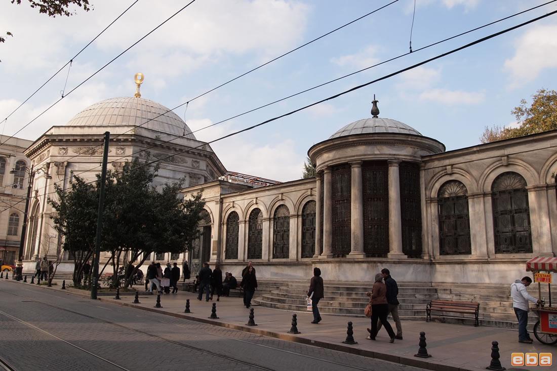 Divanyolu Osmanlı Sultanı Abdülaziz ve 2. Mahmud Türbesi II.Mahmut Türbe İstanbul