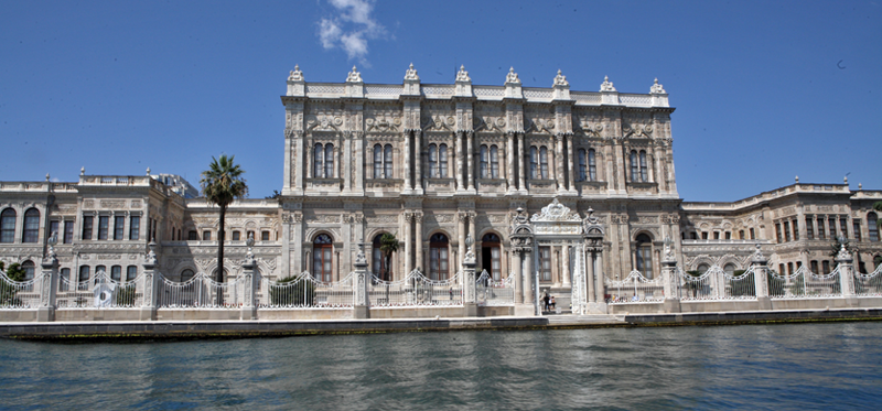 Beylerbeyi Sarayı İstanbulun Üsküdar Ilçesi Beylerbeyi Semtin Ve Sultan Abdülaziz Tarafından 1861 1865 Yıllarında Mimara Yaptırılan Saraydır