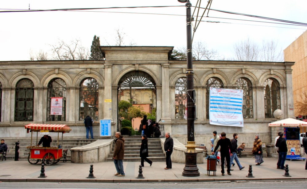 Osmanlı Padişahlarının Mezar Ve Türbe Yerleri Hakkında Kısaca Bilgileri.. Sultan 2 Abdülhamid Türbesi Dış Girişi