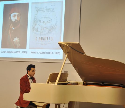 Piyano Tuşları Ile Farklı Ezgiler Turing Konseri Abdülaziz Bestesi Ve Osmanlı Marşlarını Çaldı. 8356