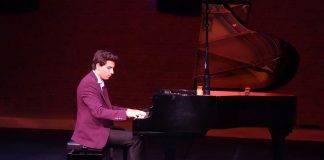 Bayrağa Sevdalı Yürekli Gençsin Güneş Yakartepe Şiiri Yazan Şair Abime Piyano Konseri Konser Salonu Müziği Canlı Etkinlik Dinleti Genç PiyanistBestekar